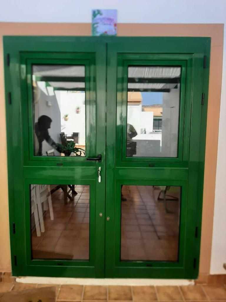 Trabajo realizado - puerta doble de aluminio en verde